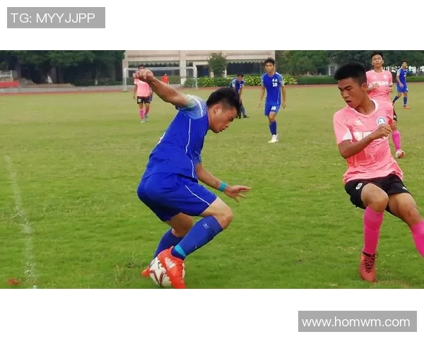 足球明星高高白白的魅力与风采在绿茵场上闪耀光芒